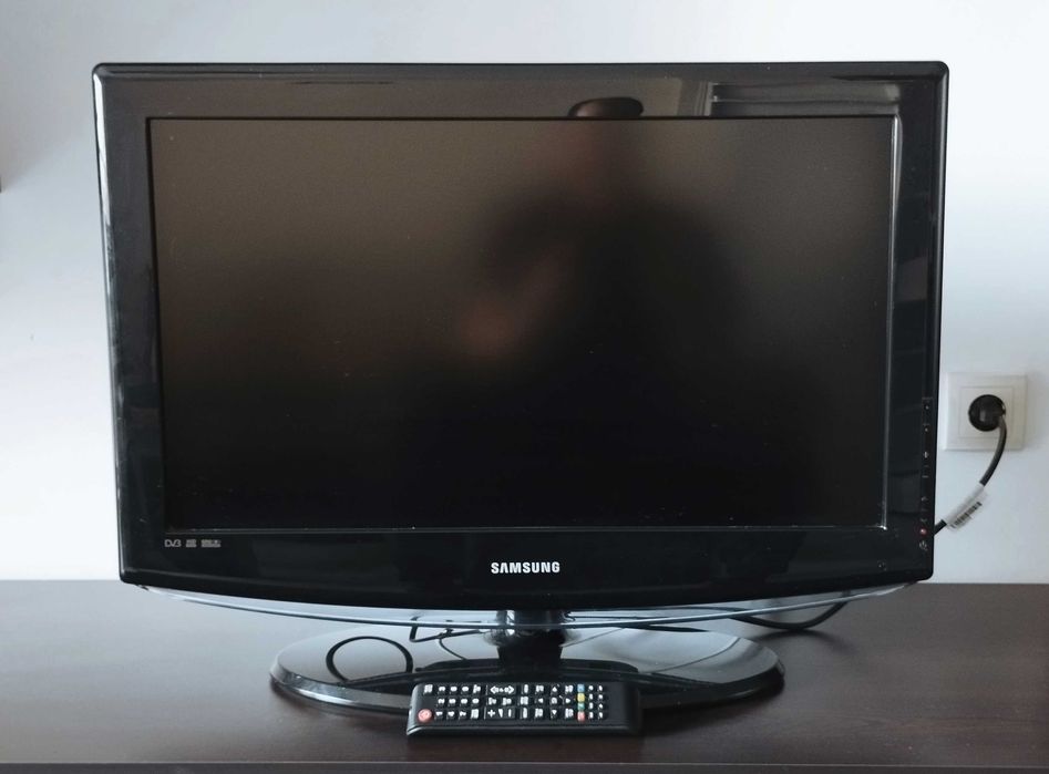 SAMSUNG 26 инчов ТВ с дистанционно