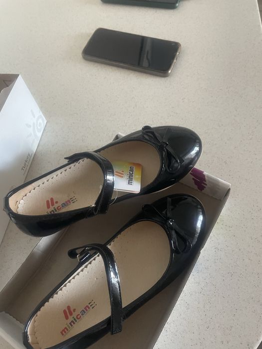 Туфли на девочку 35 размер, цвет черный