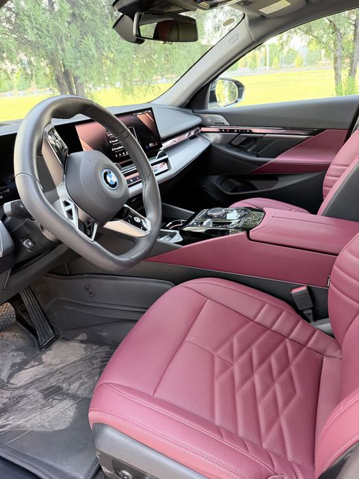 BMW i5 eDrive40 L, 2025 г. — пробег 8000 км
