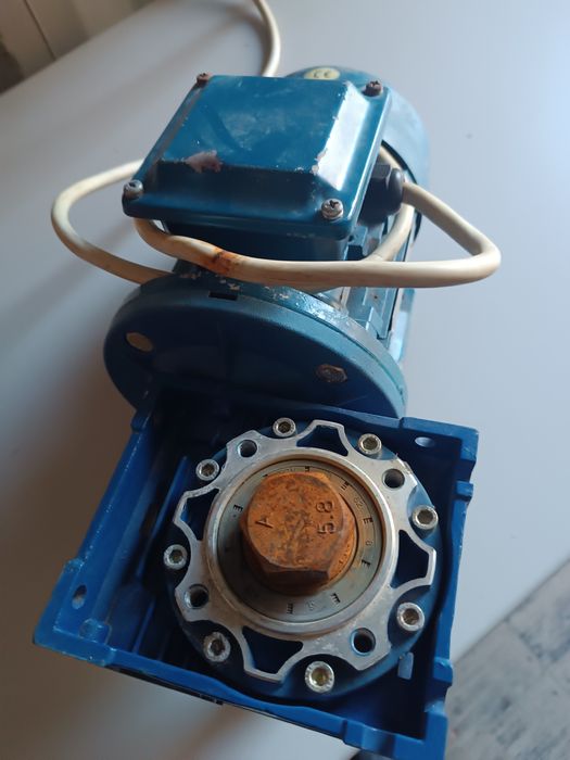 Продам срочно двигатель асинхронный