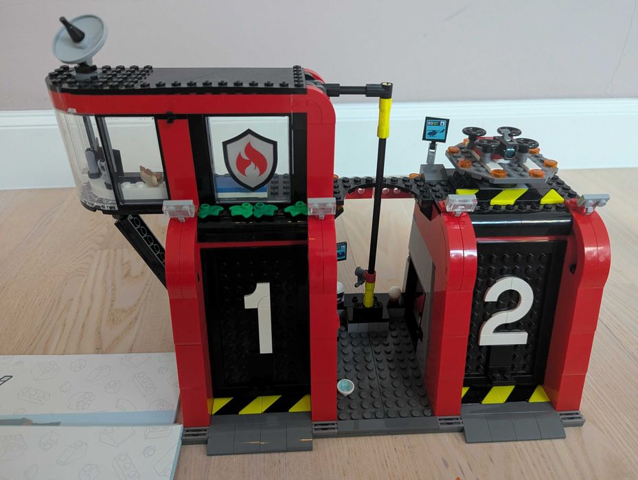 LEGO 60414 - Statie si camion de pompieri