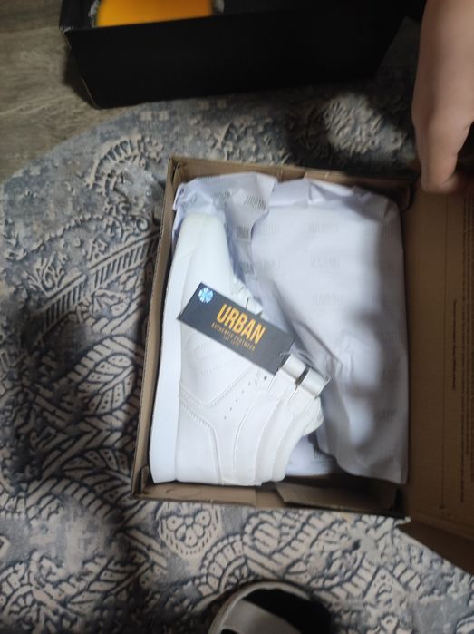 продам новые кроссовки Urban