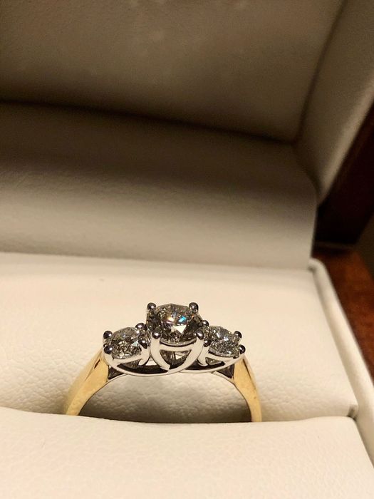 Inel de logodna cu 3 diamante