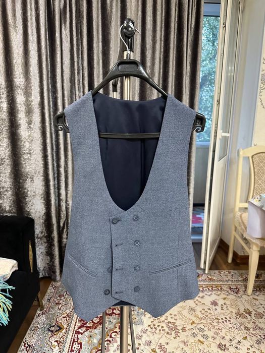 Двубортный костюм