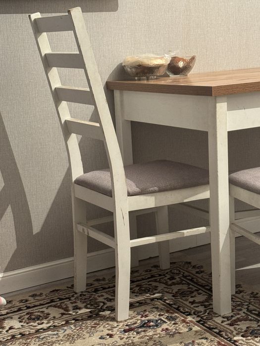 Стулья продаю белые сидения сером цвете