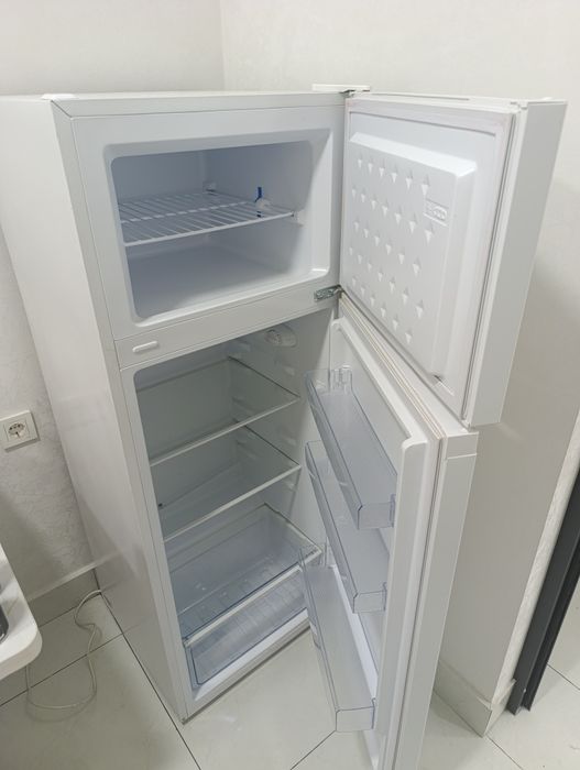 Холодилник Premier  почти новый пользовались 1 месяц