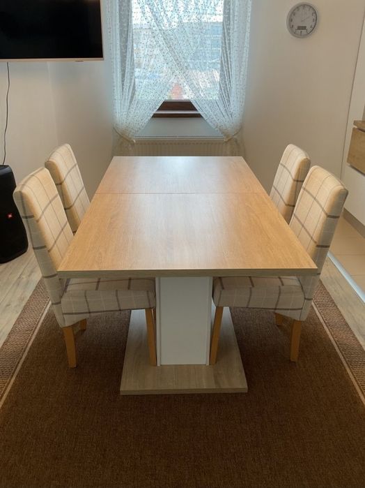 Vand masa extensibila  cu 6 scaune tapitate. Dimensiuni 90x160/200 cm