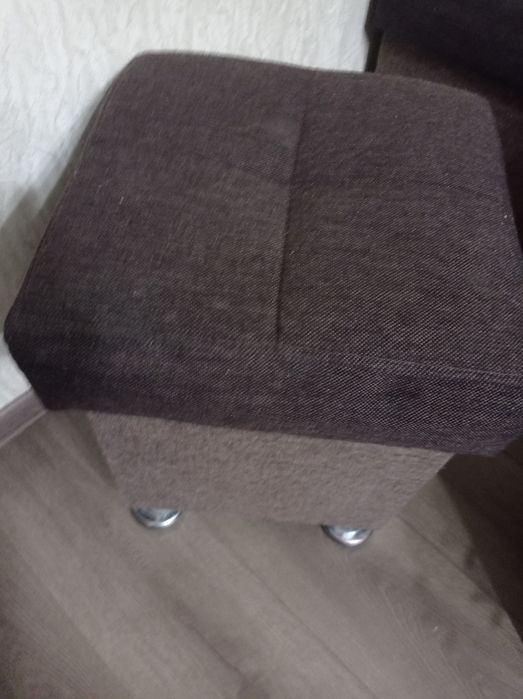 Кухонный уголок и два пуфика