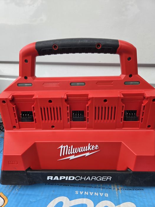 Бързо зарядно устройство с 6 гнезда Milwaukee M18PC6