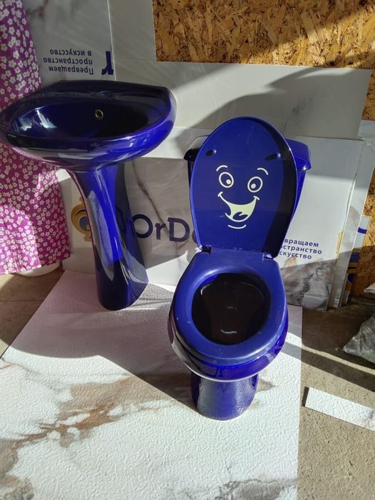 Продам комплект, унитаз и раковину.