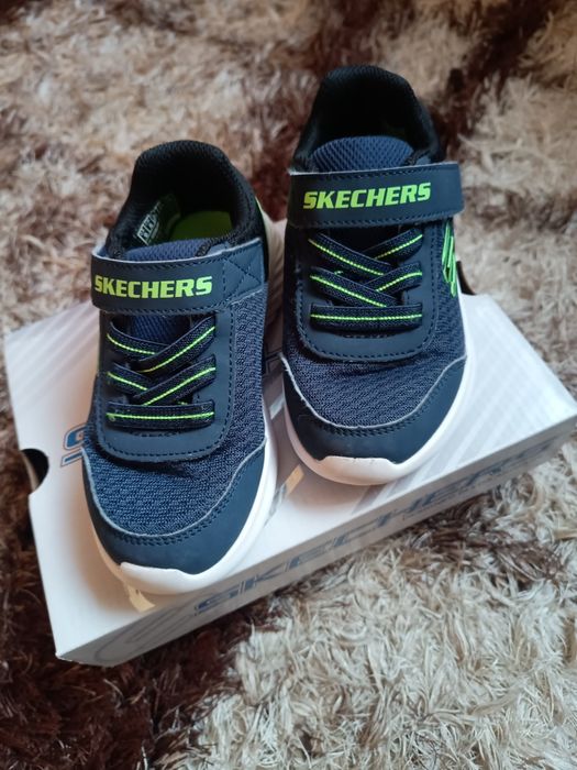 Vând adidasi skechers