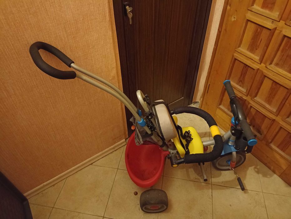 Детска триколка с багажник и стойка за вода