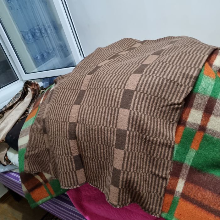 Продаются тонкие одеяла,,диванные подушки и дивандек в 3 мик