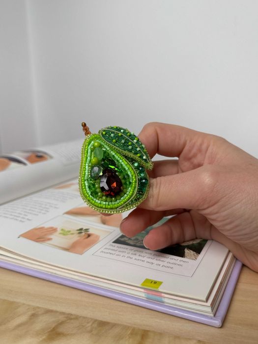 Brosa "Avocado" brodata manual cu margele si cristale