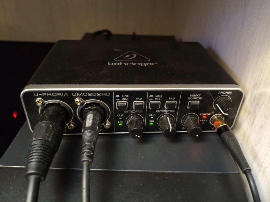 Звуковая карта Behringer UMC202HD — 2 входа (Гитара + Вокал)