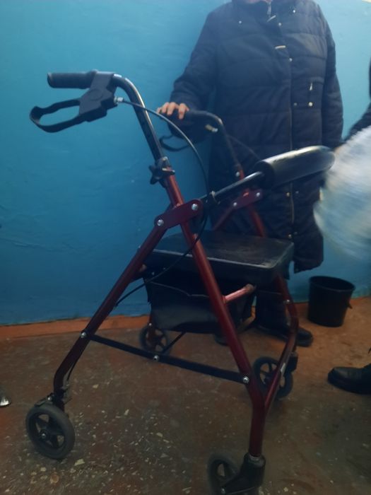 Продам ходунки-роллатор с сиденьем (б/у) коляска