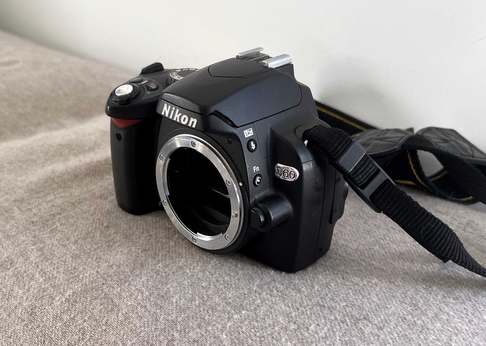 Nikon D60 DSLR body, stare bună, fără baterie, curea inclusă