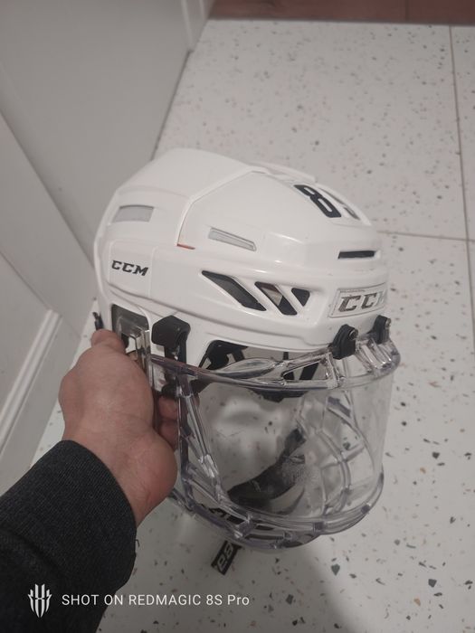 Продам шлем CCM белого цвета