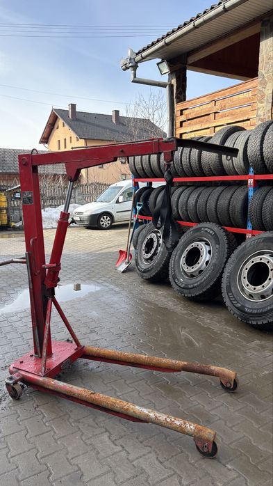 Macara hidraulică tip girafă