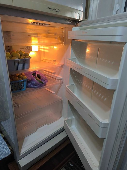 Холодильник Daewoo No Frost : морозильная/холодильная камеры