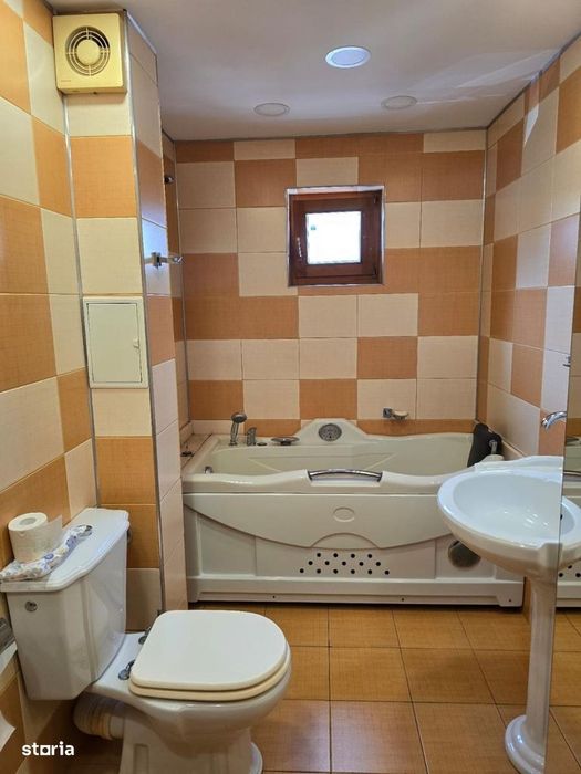 De vanzare Apartament 4 camere, zona Cetate Liceul Sportiv.