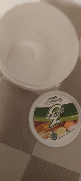 Ведерки майонезные целые.