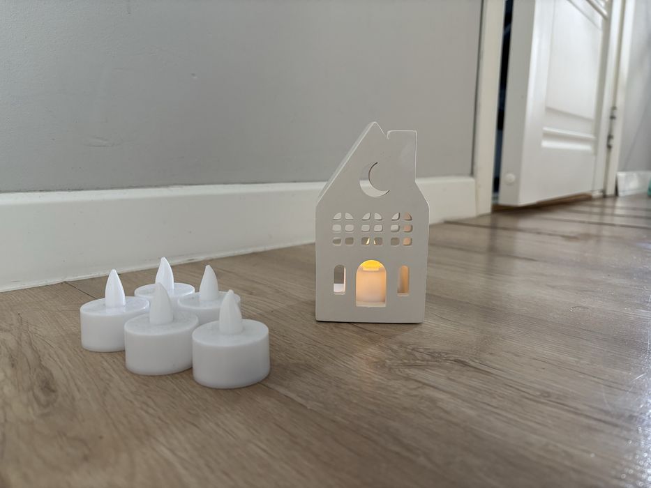 Домик с электрическими свечами
