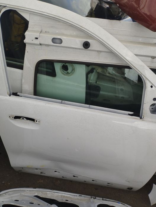 Ușa stânga ușor atinsă Dacia doker