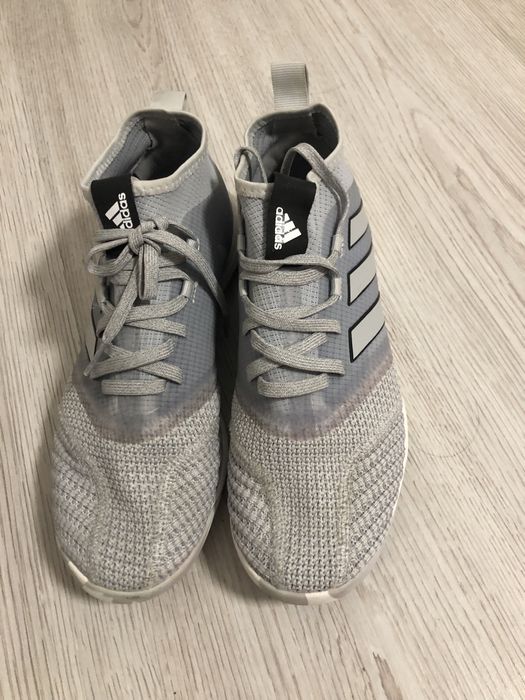 Adidasi de sala marca adidas in stare impecabila marimea 40