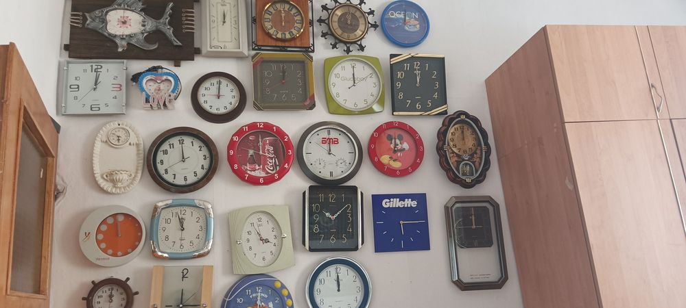 Лот стенни часовници.