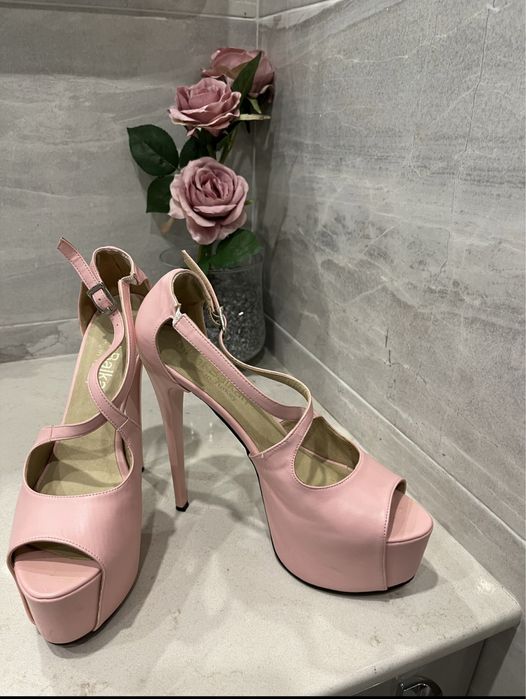 Розови сандали на висок ток