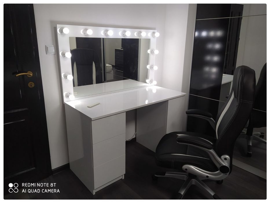 Огледало с осветление тип Hollywood – стил, светлина и лукс