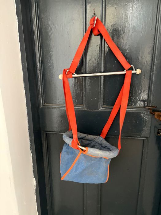 leagan bebelus  balansoar agatat in tocul usii vechi Germania de Vest