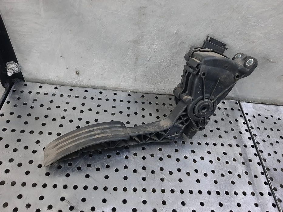 pedala acceleratie 1.5 dci dacia logan 1 ls 8200386506-b