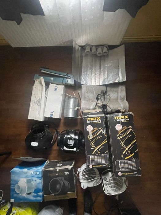 Imaginea conține un kit de echipamente profesionale pentru ventilație, filtrare și cultivare