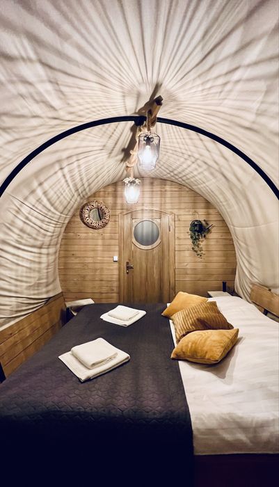 Carute cu coviltir-cabane-cabanute de locuit-Aframe