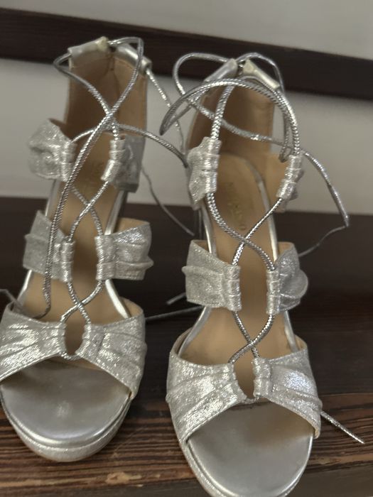 Босоножки серебро