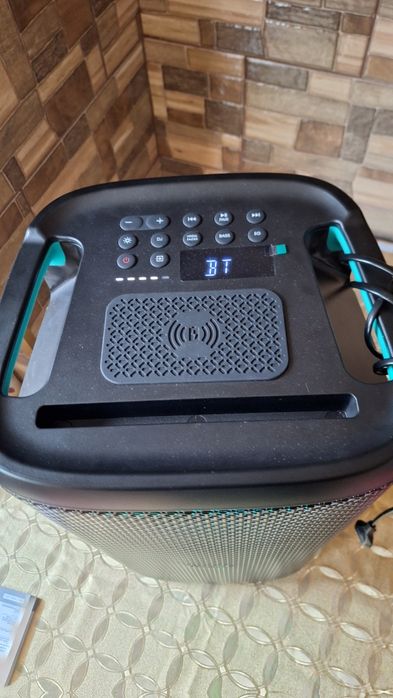 Vând boxa porbabila,bluetooth activa Hisense noua !