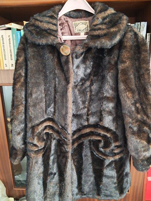 Тъмно кафяво палто с косъм