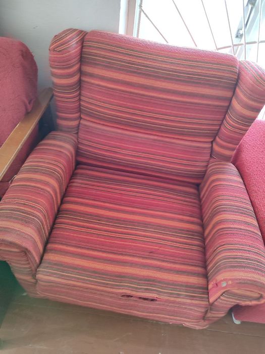 Кресло диван сотилади.