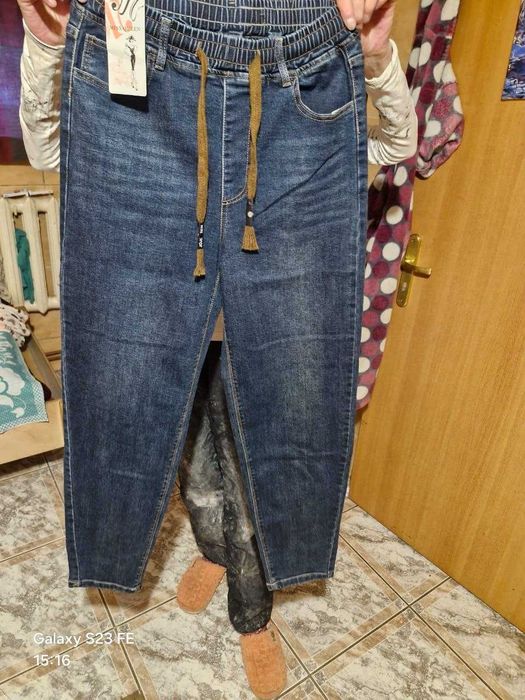 Продам женские джинсы