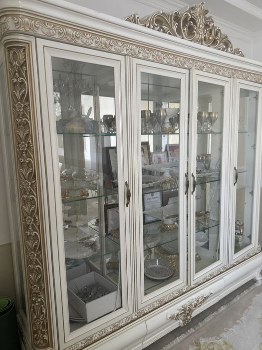 Стол стулья сервант кровать