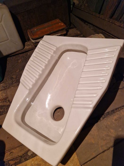 Продавам неупотребявани мивка за баня и клекало за тоалетна