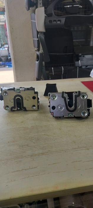 Замок двери Ларгус левый передний