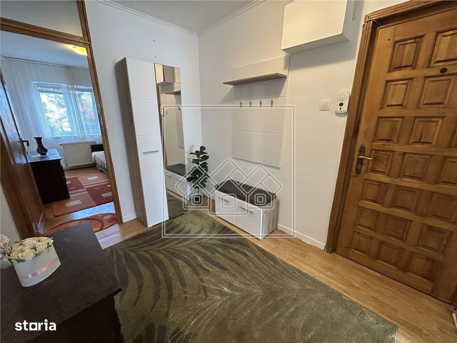 Apartament spatios cu 3 camere, Str. Scoala de Inot