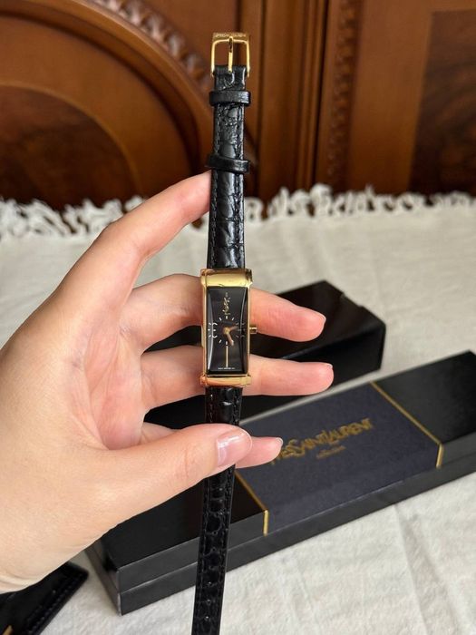 Женские часы Yves Saint Laurent  Франция.
