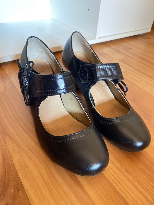 Vand pantofi din PIELE cu toc mic