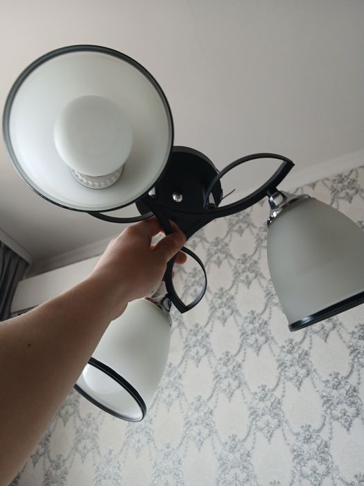 Продаётся ЛЮСТРА белый цвет