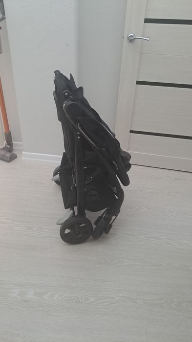 Продается детская прогулочная коляска Joie