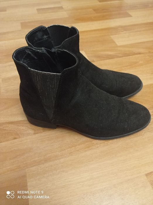 Încălțăminte purtata foarte puțin